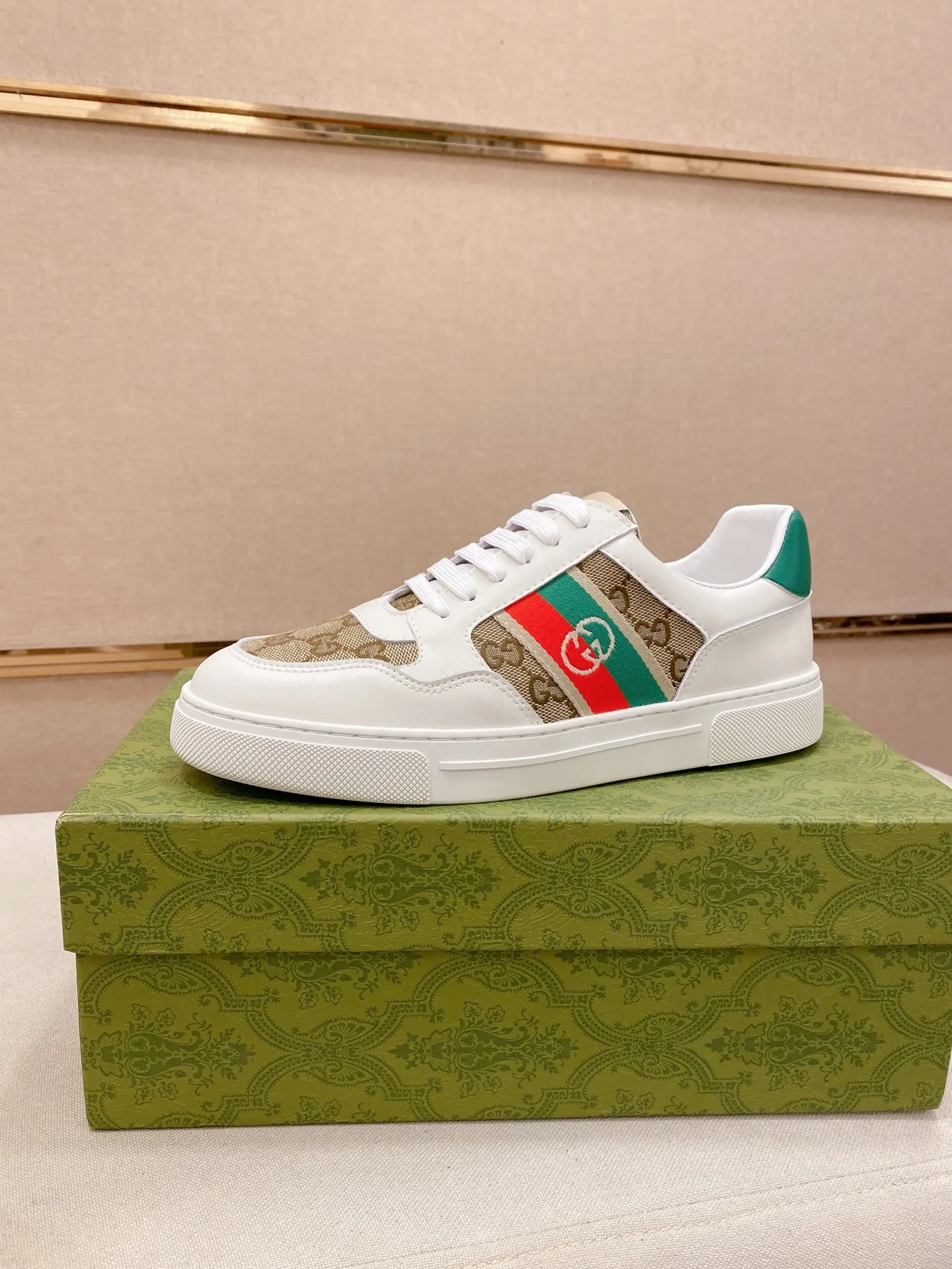 Men's shoes💰 440💰The new GUCCI (Gucci) counters are launched simultaneously. The new men's shoes, 😘fabrics are selected from imported cowhide, and the lining is sheepskin lining. 👍🏿 High-end ☄️ air-cushion molded anti-slip rubber outsole, exquisite lines, simple and elegant, comfortable and high-end for leisure travel. Code number: 38 to 44 (45 can be customized and cannot be returned or exchanged)